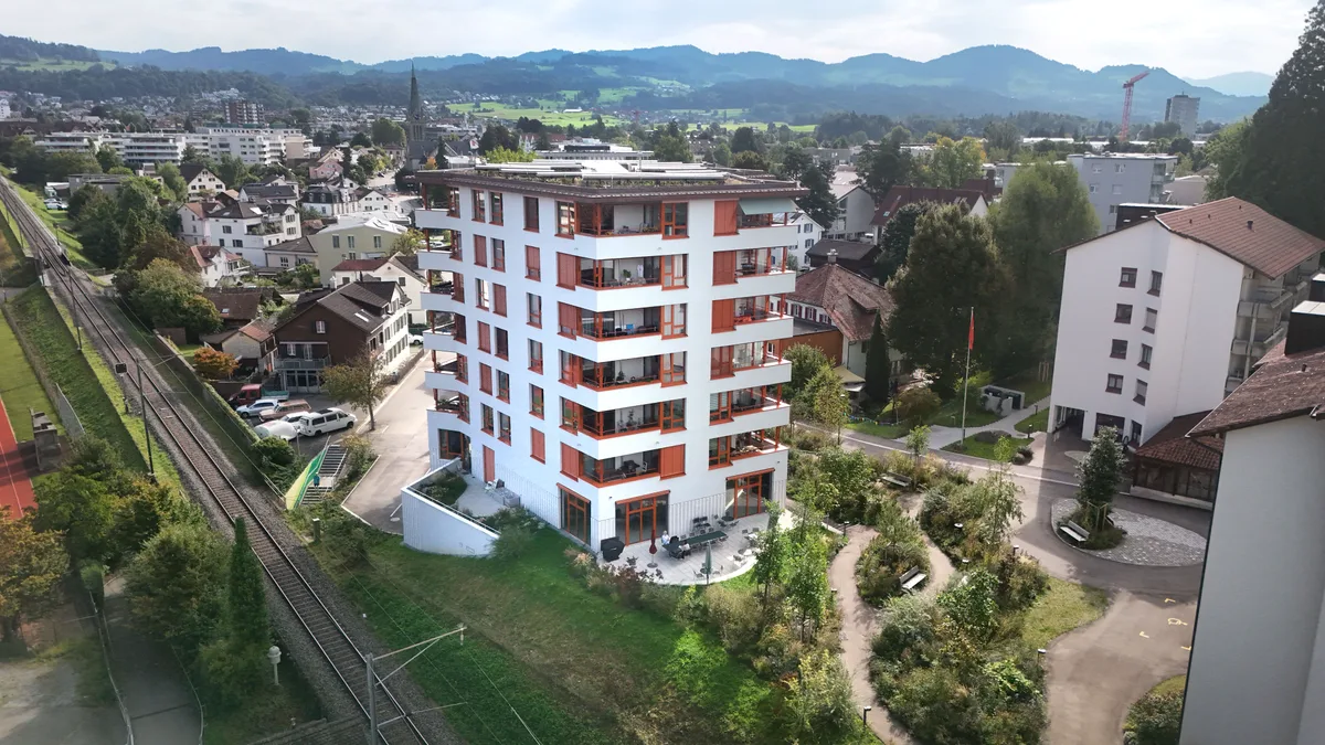 Drohnenaufnahmne eines Wohnturms 